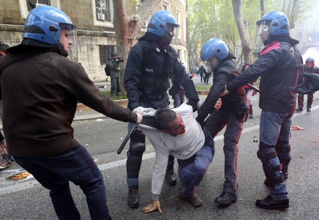 Σάλος από εικόνες αστυνομικής βίας στη διαδήλωση του Σαββάτου στη Ρώμη