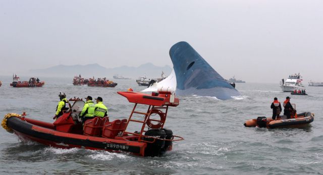 Ν.Κορέα: Απελπισμένες έρευνες για εντοπισμό των αγνοουμένων στο ναυάγιο