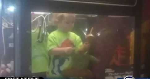 Βρέφος το σκάει από το σπίτι για να βουτήξει στο παιχνίδι με την… δαγκάνα