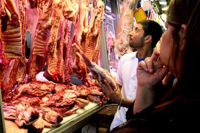 Αυξημένη η κίνηση στη Βαρβάκειο, αλλά λιγότερα τα ψώνια