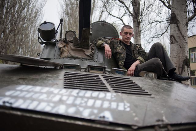 Εύθραυστη νηνεμία στην Ουκρανία με φόντο «χακί ενισχύσεις» στα σύνορα