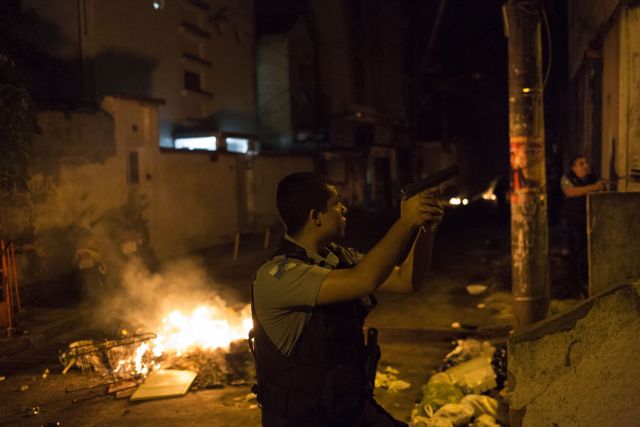 Πόλεμο στους δρόμους του Ρίο πυροδοτεί θάνασιμος αστυνομικός ξυλοδαρμός