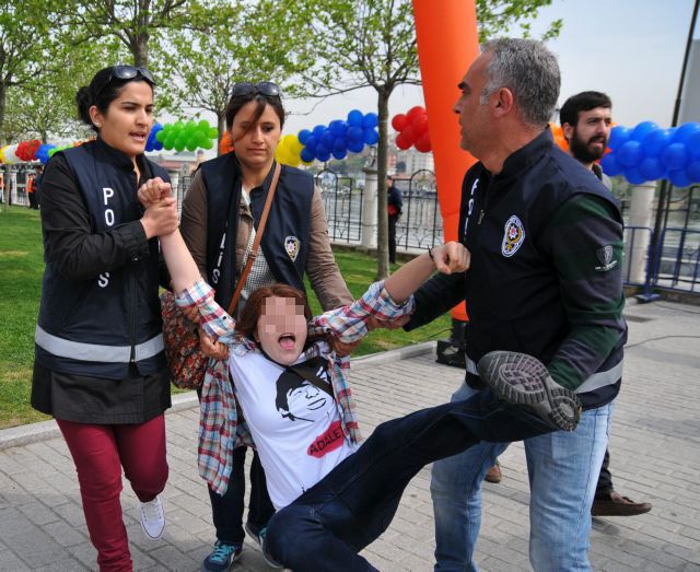 Βίαιες συλλήψεις μαθητών στην Τουρκία ανήμερα της Γιορτής του Παιδιού