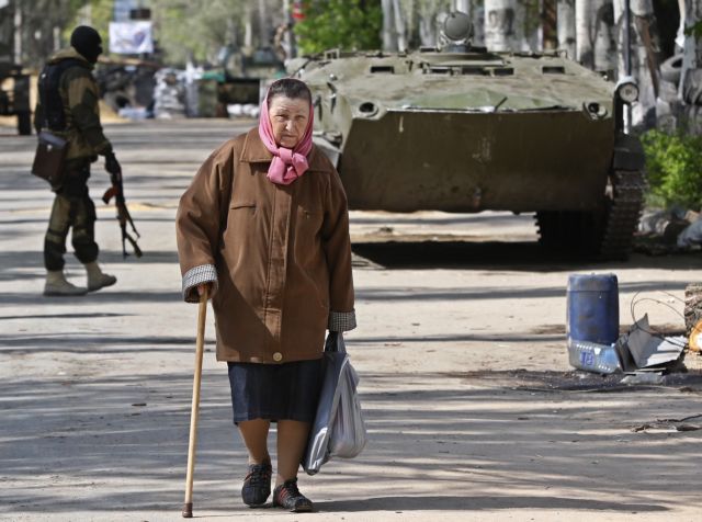 Ρωσία καλεί Κίεβο να αποσύρει τον στρατό, οι ΗΠΑ απειλούν με κυρώσεις
