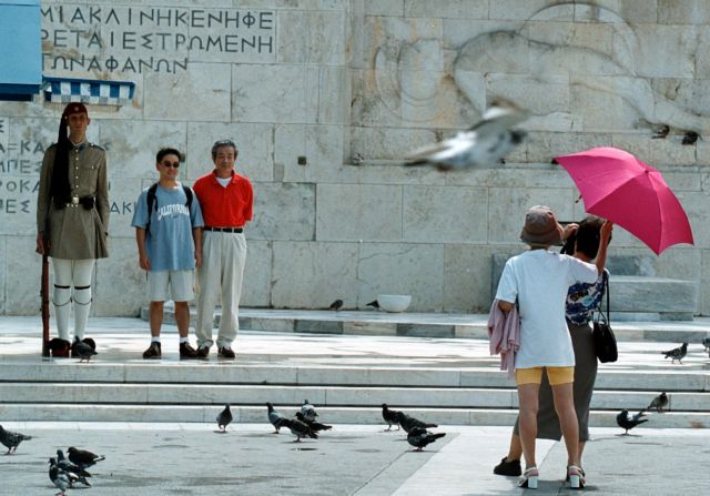 Bloomberg: Η ζωή στην Αθήνα επιστρέφει στην ομαλότητα