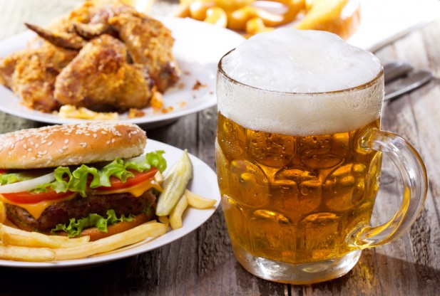 Δημοσκόπηση επιβεβαιώνει τη σχέση του αλκοόλ με την παχυσαρκία