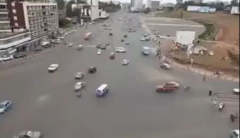 Πώς μια χαοτική οδική αρτηρία λειτουργεί με υποδειγματική τάξη