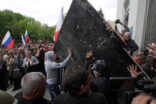 Ουκρανία: Κυβερνητικά κτίρια στην πόλη Λουχάνσκ κατέλαβαν φιλορώσοι