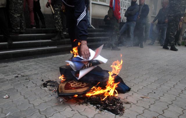 «Το ΝΑΤΟϊκό έδαφος είναι απαραβίαστο» προειδοποιεί ο Κέρι το Κρεμλίνο