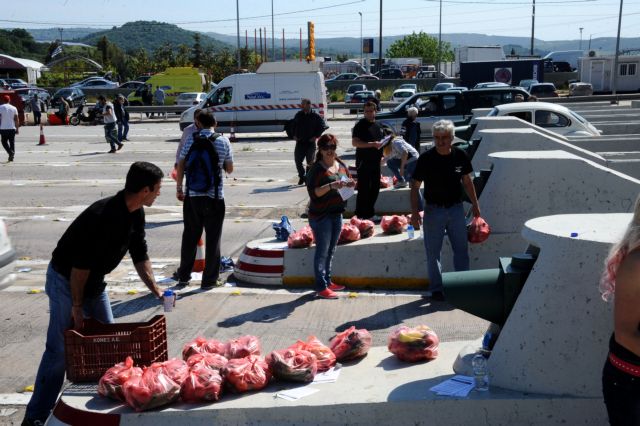 Φρούτα και λαχανικά μοίρασαν παραγωγοί στα διόδια των Αφιδνών