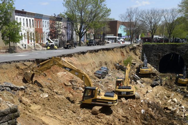 Βουτιά στο κενό κάνουν αυτοκίνητα στην πλημμυρισμένη Βαλτιμόρη