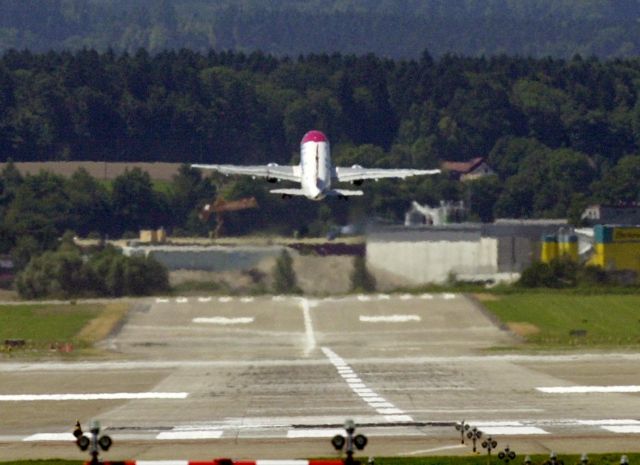 Αναγκαστική προσγείωση Boeing στα Χανιά λόγω πουλιών στον κινητήρα