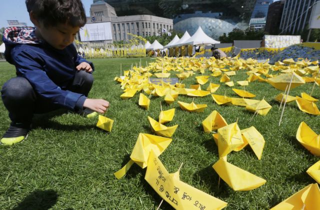 Νεκρός δύτης στις έρευνες για το ναυάγιο του φέρι μπόουτ στη Νότιο Κορέα