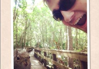 Ξυνή βγήκε σε έναν νεαρό η selfie φωτογραφία με σκίουρο