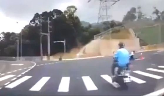 Μοτοσικλετιστής τριπλά άτυχος: έπεσε, κατέληξε σε υπόνομο και έγινε βίντεο