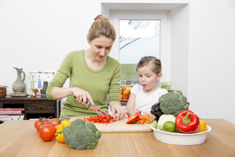 Πιο υγιεινές διατροφικές επιλογές κάνουν τα παιδιά που μαγειρεύουν