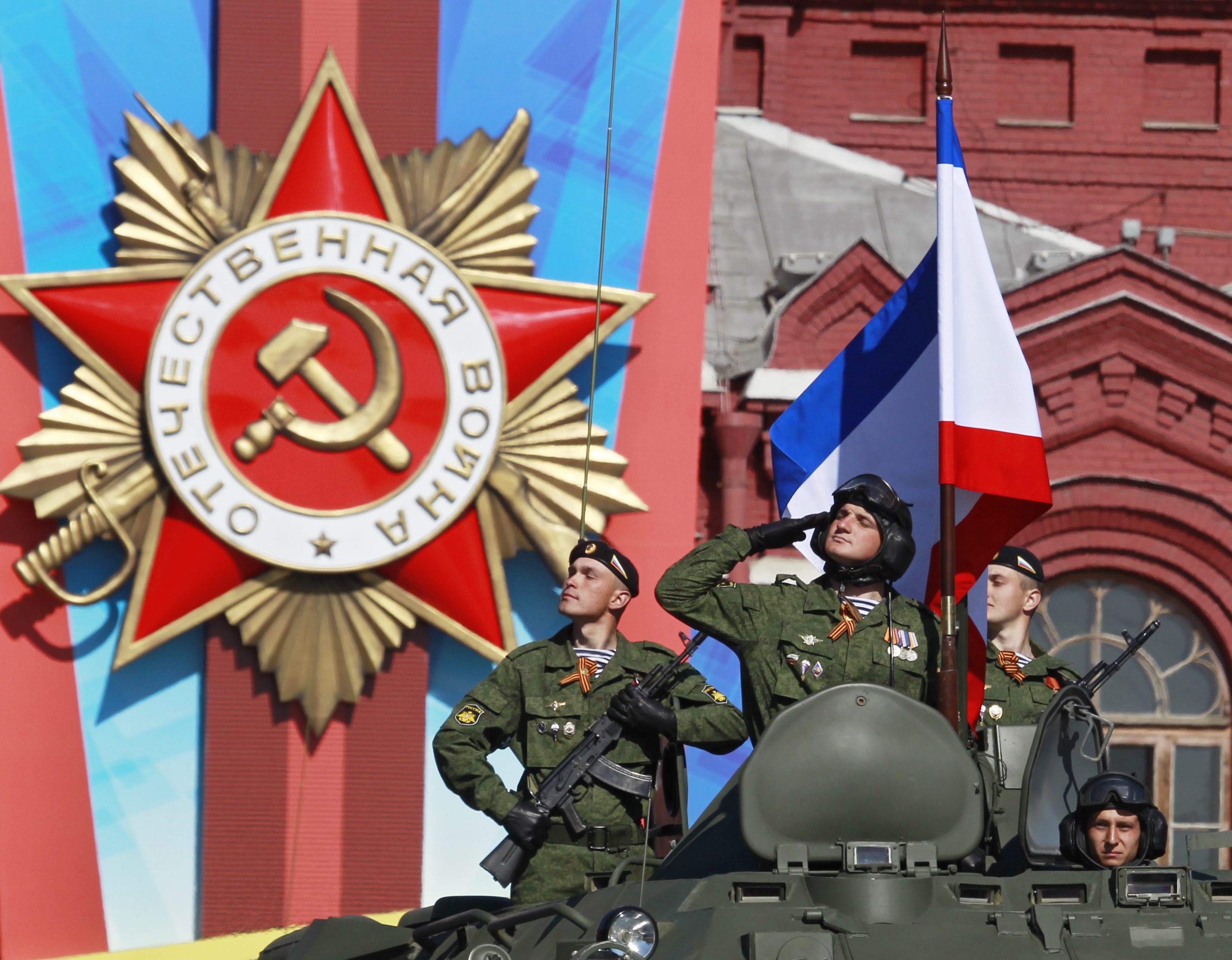 Το «ρωσικό μεγαλείο», με φόντο και την Ουκρανία, γιορτάζει η Μόσχα