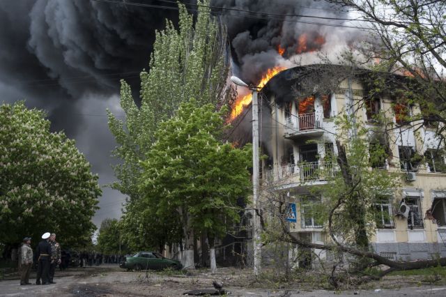 Συγκρούσεις με δεκάδες νεκρούς στη Μαριούπολη της Ουκρανίας