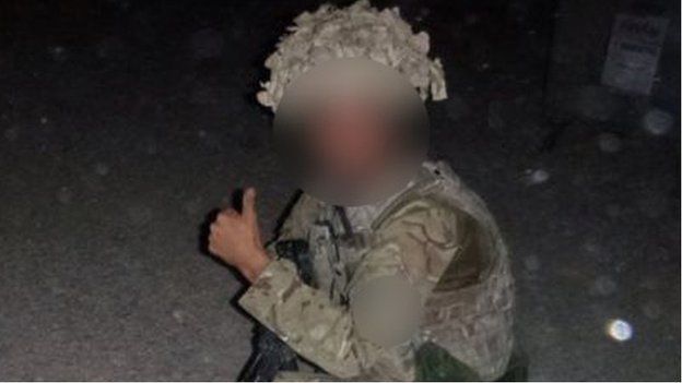 Φωτογραφίες δείχνουν βρετανό στρατιώτη να ποζάρει δίπλα σε νεκρό Ταλιμπάν