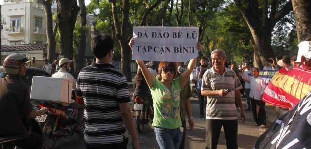 Ταραχές και πυρπόληση εργοστασίων σε διαδηλώσεις στο Βιετνάμ κατά της Κίνας