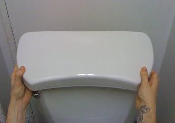 Πελάτης εστιατορίου φεύγει φουριόζος κλέβοντας το καζανάκι