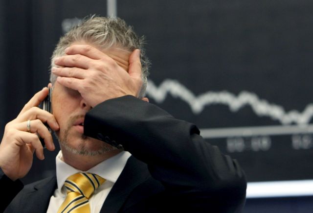 Σε ελεύθερη πτώση το Χρηματιστήριο, με απώλειες 4%