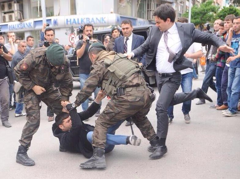 Σάλος με σύμβουλο του Ερντογάν που κλώτσησε διαδηλωτή για το ορυχείο