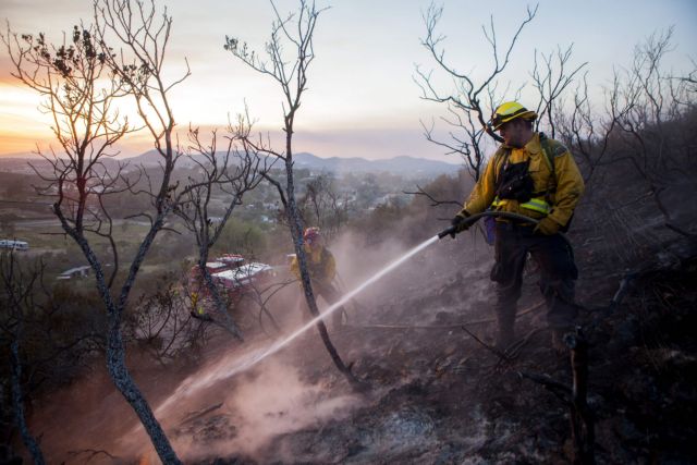 Συνεχίζεται η μάχη των πυροσβεστών στα πύρινα μέτωπα της Καλιφόρνια