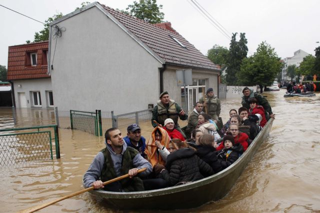 Πάνω από 20 νεκροί σε Σερβία και Βοσνία, τεράστιες οι καταστροφές