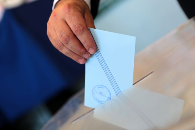 Πόλεμος ΝΔ – ΣΥΡΙΖΑ με όπλα τα προεκλογικά σποτ