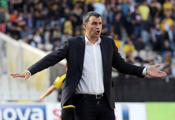 Παραμένει στον πάγκο της ΑΕΚ ο Δέλλας