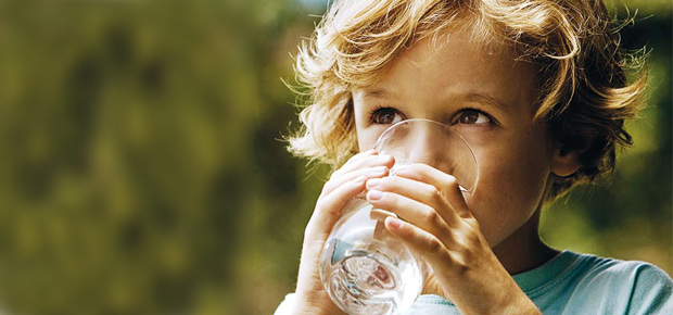 Πόσο νερό πρέπει να πίνουν τα παιδιά;
