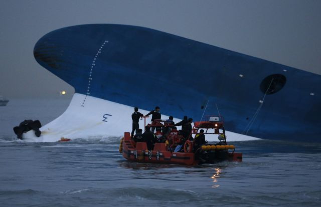 Νεκρός και δεύτερος δύτης στις έρευνες για το ναυάγιο στη Νότιο Κορέα