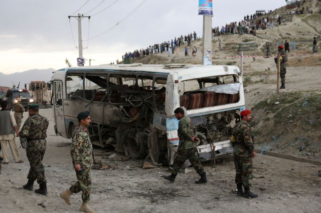 Έκρηξη βόμβας με 12 νεκρούς σε δύο λεωφορεία στο Αφγανιστάν