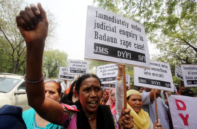 Ινδία: Πέντε συλλήψεις για τον ομαδικό βιασμό των δύο κοριτσιών