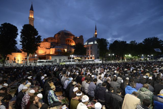 Προσευχή μουσουλμάνων έξω από την Αγία Σοφία με αίτημα να γίνει τζαμί