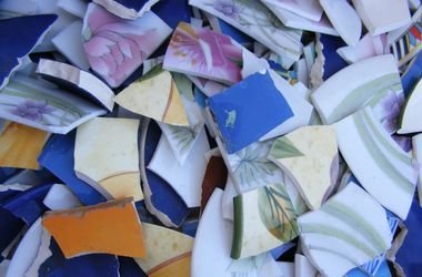 Οι Ουκρανοί σπάνε πιάτα για να διώξουν το άγχος τους