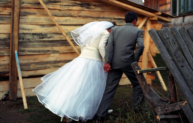 Προβλήτα κατέρρευσε την ώρα της γαμήλιας φωτογραφίας