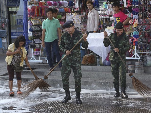 Μέχρι και δωρεάν κουρέματα προσφέρει ο στρατός της Ταϊλάνδης