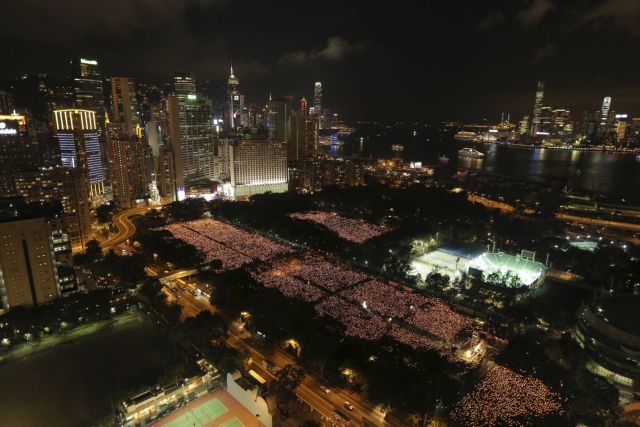 Δεκάδες χιλιάδες άτομα τιμούν τα θύματα της Τιενανμέν στο Χονγκ Κονγκ