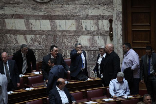 Τα επεισόδια και οι «διάλογοι» των βουλευτών της ΧΑ στην Ολομέλεια