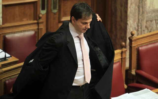 Το παρασκήνιο της αποχώρησης του Χάρη Θεοχάρη