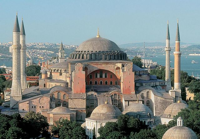 Ερντογάν: Πρώτα γεμίστε το Μπλε Τζαμί και μετά βλέπουμε για την Αγιά Σοφιά