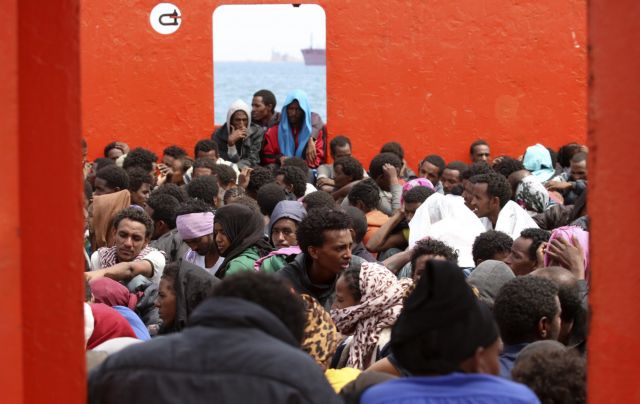 Οι ιταλικές Αρχές «πέταξαν» 350 μετανάστες σε πάρκινγκ