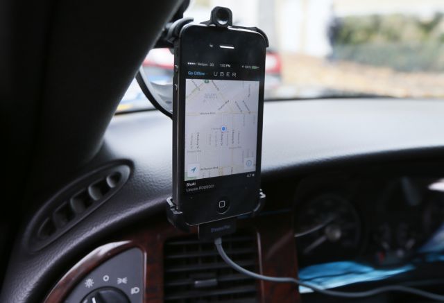 Μπλόκα και απεργίες οδηγών ταξί σε ευρωπαϊκές πόλεις εναντίον ενός app