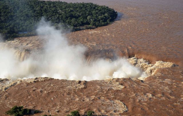 Πνίγηκαν οι καταρράκτες από τις πλημμύρες στη νοτιοδυτική Βραζιλία