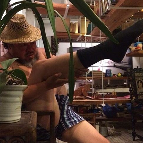 Το «πόδι-όπλο» του Άι Γουεϊγουέι προκαλεί πυρετό στο Διαδίκτυο