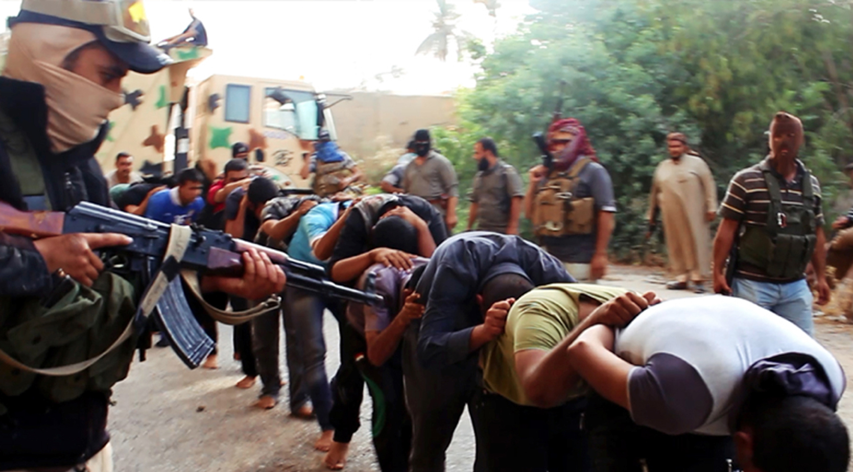 Σοκ προκαλούν φωτογραφίες με μαζικές εκτελέσεις από τζιχαντιστές στο Ιράκ