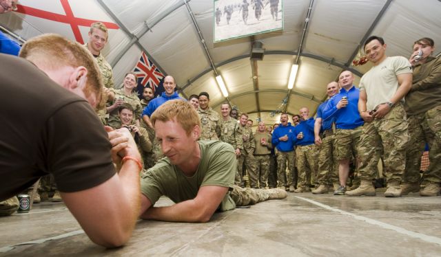 «Ελάτε και με το τατουάζ» λέει η βρετανική Στρατολογία στους νέους