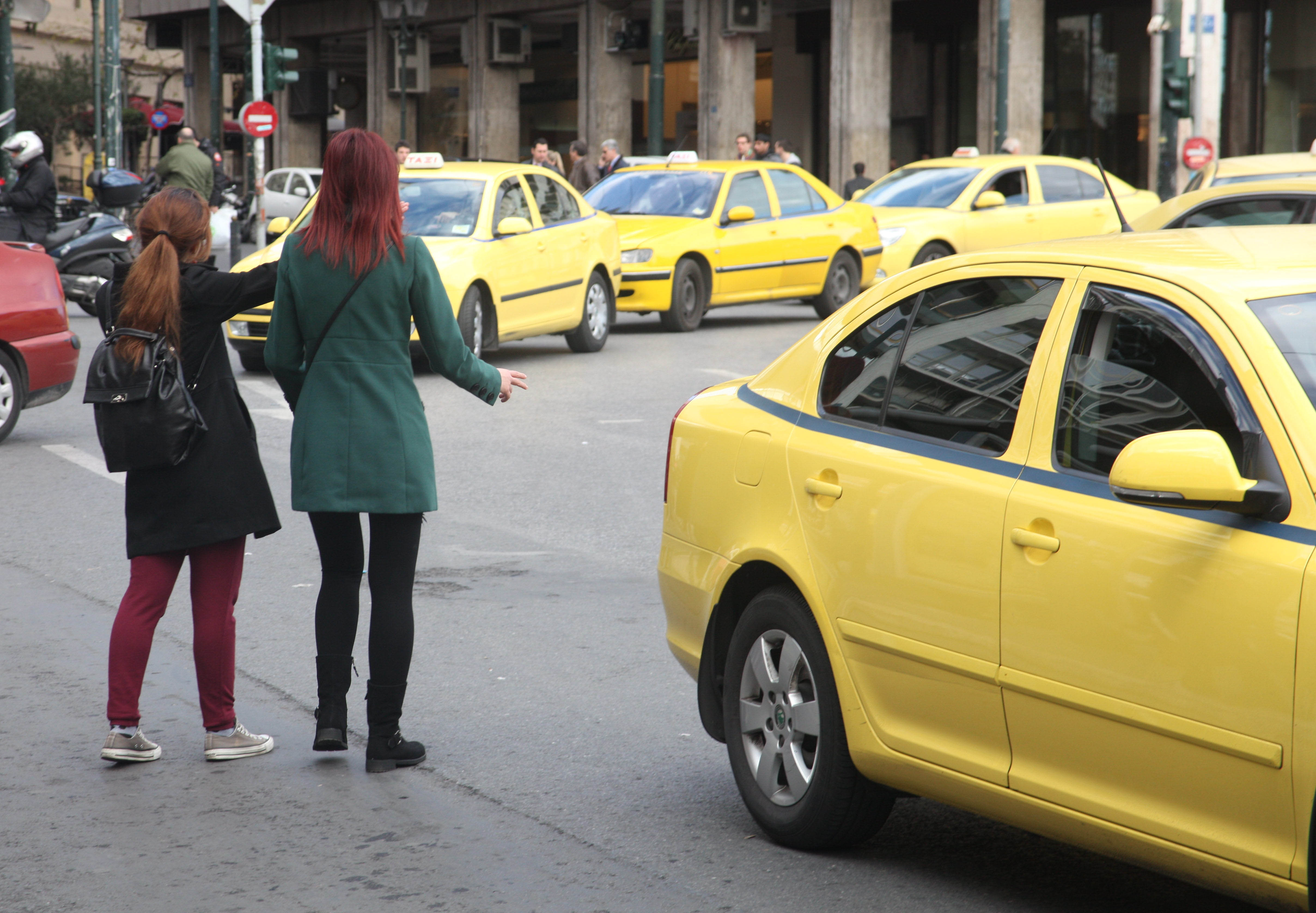Προς απεργία οι αυτοκινητιστές ταξί, ζητούν παραίτηση της κυβέρνησης